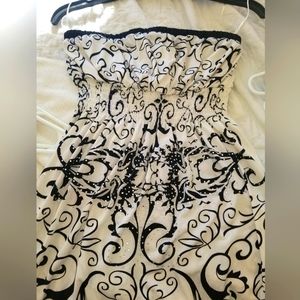 Juniors white and black dress size M